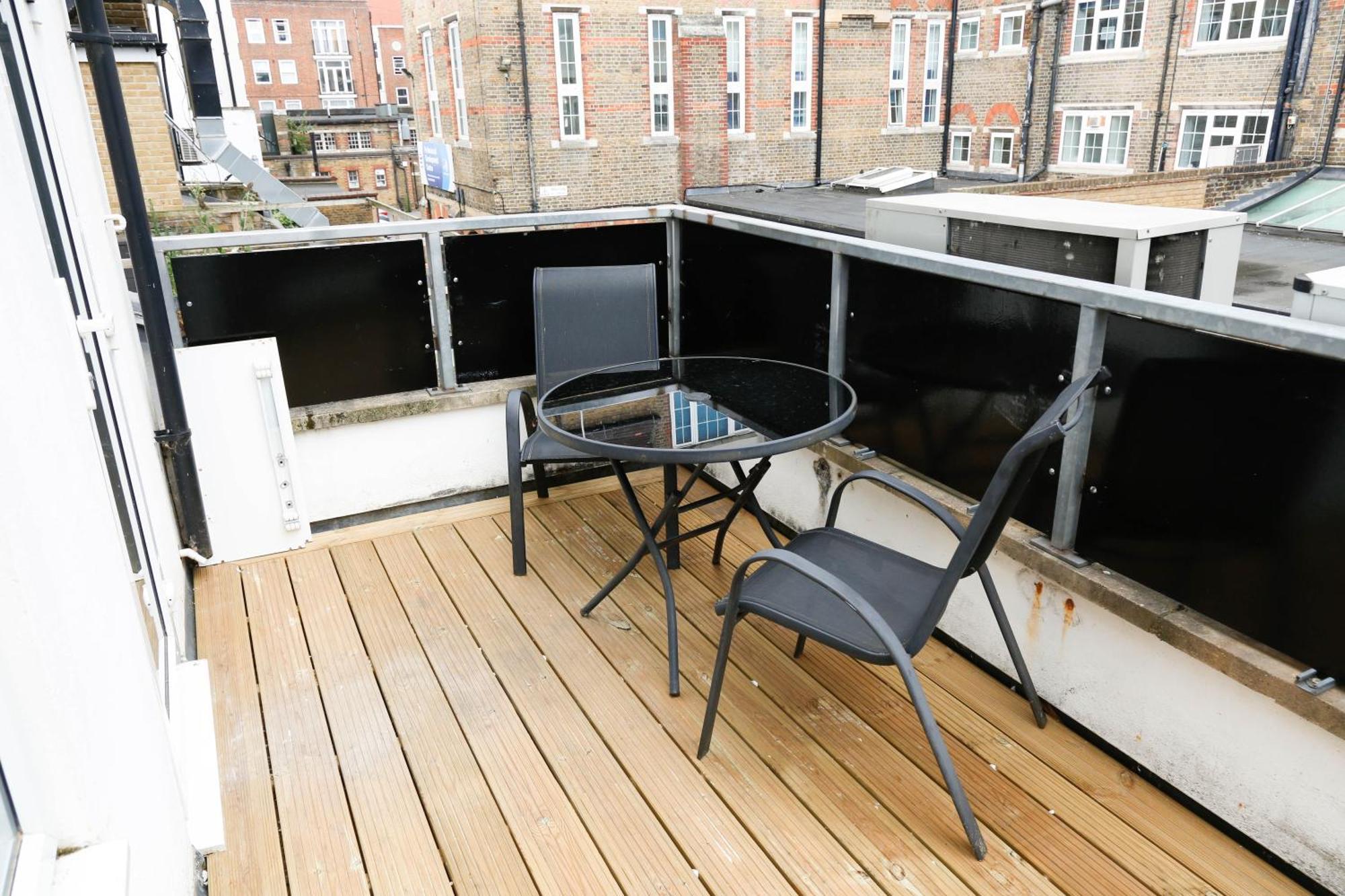 New Luxury Apartments In Central London Next To Shops, Cafes, Bars & Metro Luaran gambar